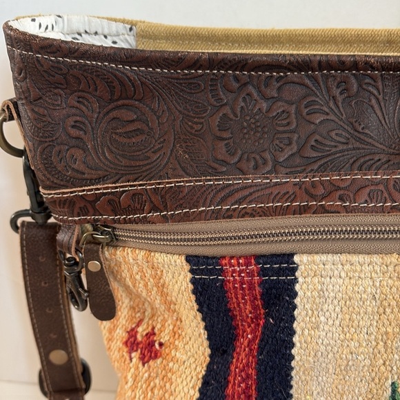 Myra Fragrant Yellow Shoulder Bag crossbody SW rug design embossed leather - Picture 6 of 16